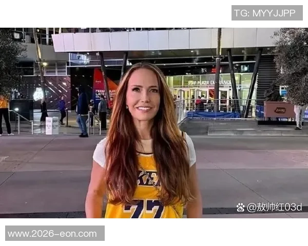 日本性感女星昨日现身湖人主场穿东契奇球衣引发热议
